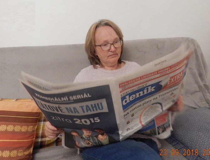 čte noviny